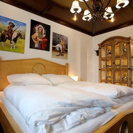 Hoeckner Plaza 4*