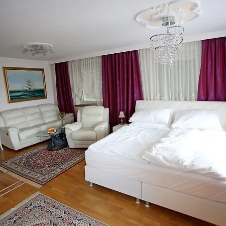 Hoeckner Plaza 4*
