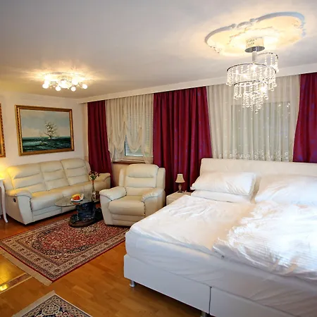 Hoeckner Plaza 4*