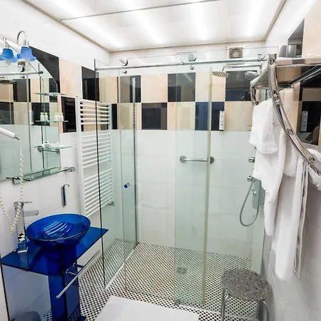 Hoeckner Plaza 4*